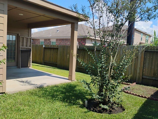 Building Photo - 220 Elm Patch Dr