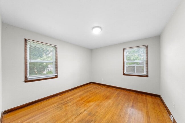Building Photo - 2 bedroom Single Family Home with Fenced i...