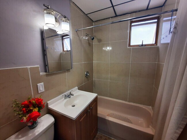Full bathroom - 149 W 10th St