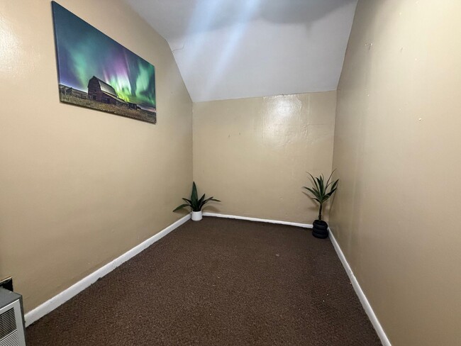 Building Photo - 2 bed, 1 bath home for rent in West Waterloo