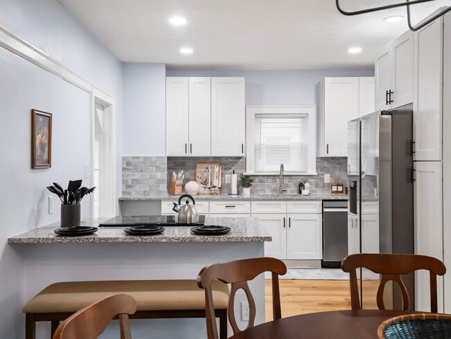 Building Photo - 2010 Chesterland Ave