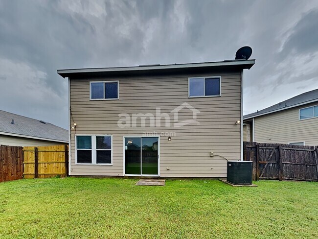 Building Photo - 10023 Woodland Pines