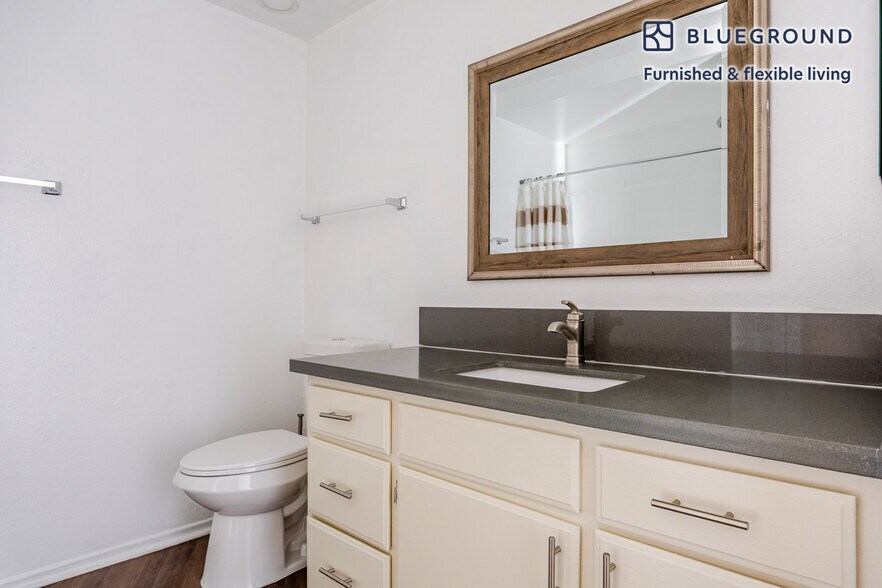 Building Photo - 747 Gayley Ave