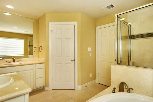 Building Photo - 1717 Spring St