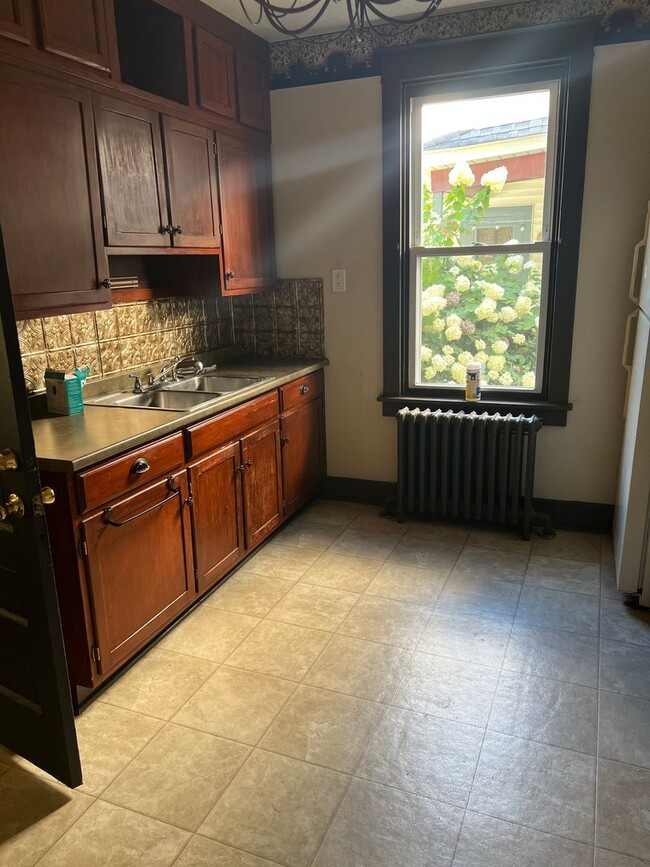 Building Photo - Historic 3 bedroom 1.5 bath home!