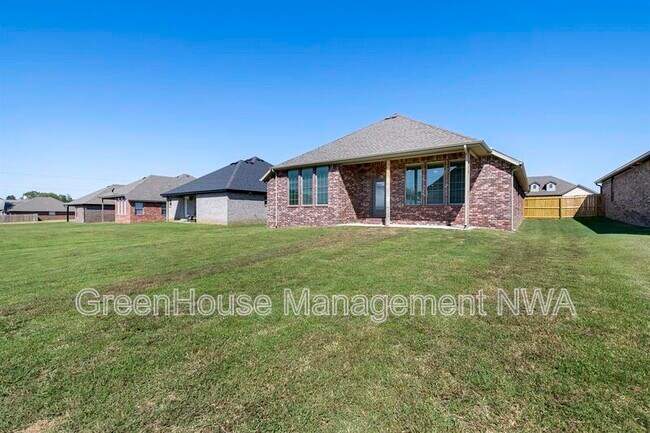 Building Photo - 710 W Jillian St