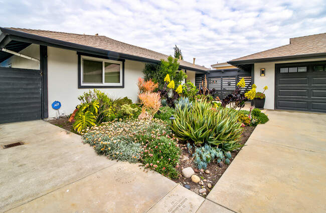 Building Photo - 2960 Calle Grande Vista