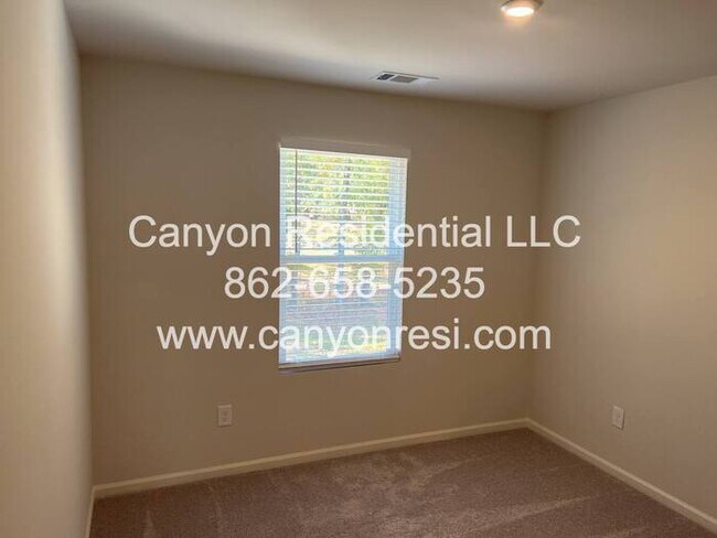 Building Photo - 535 Dayspring Dr