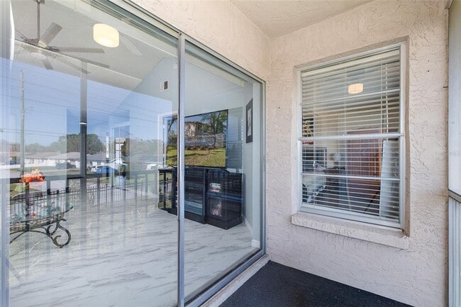 Building Photo - Beautifully Updated Condo