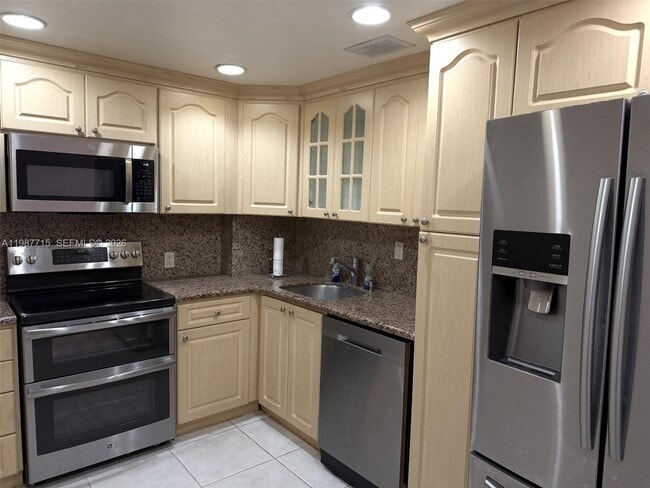 Building Photo - 100 Bayview Dr