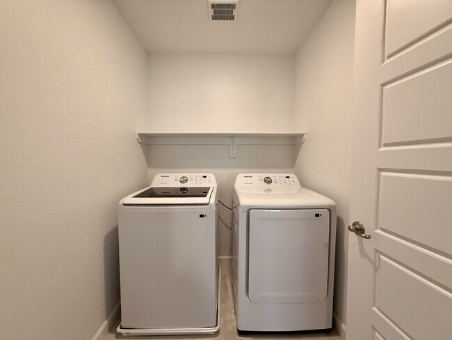 Building Photo - 3 BED 2.5 BATH 2 CAR GARAGE TOWNHOUSE IN CADENCE HENDERSON WITH LOFT