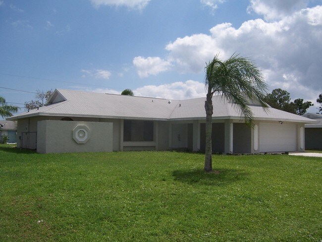 Building Photo - 2163 SE Shelter Dr