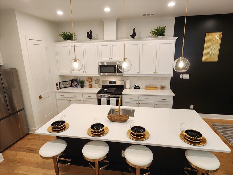 Building Photo - 5316 East Side Ave