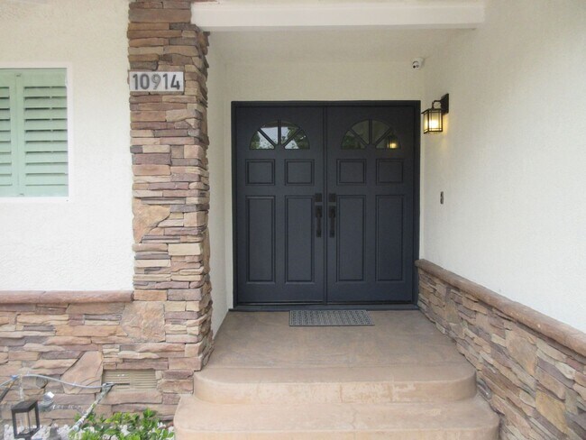 Building Photo - Beautifully updated Porter Ranch 3bed / 2 bath Home on Canby