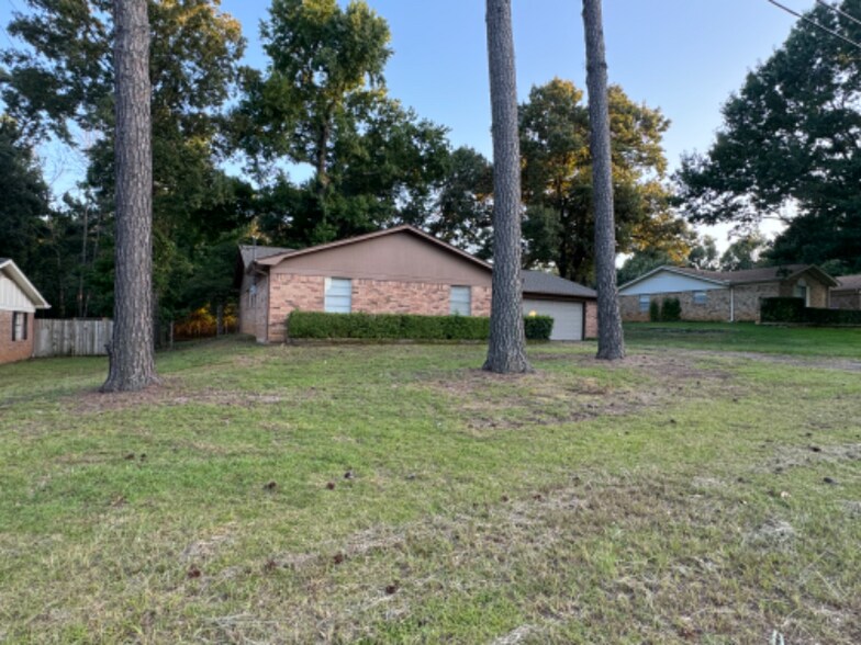 Building Photo - 1302 Blueridge Pkwy