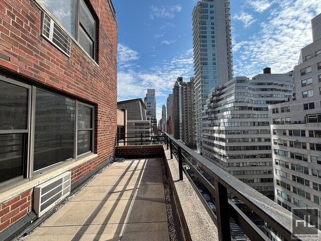 Building Photo - 157 E 57th St
