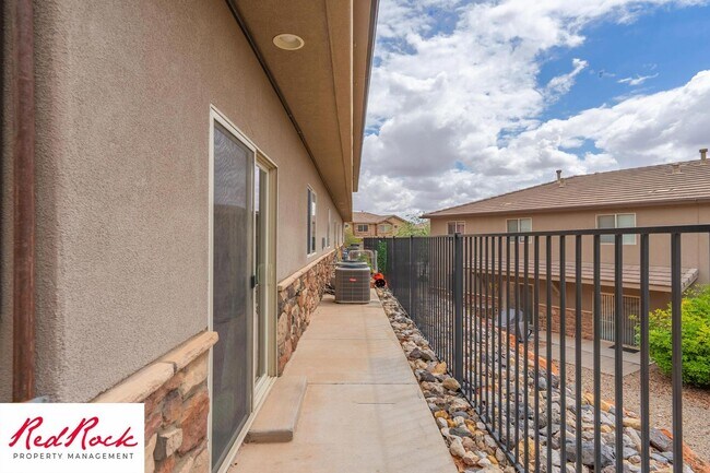 Building Photo - Cozy Townhome with Community Pool