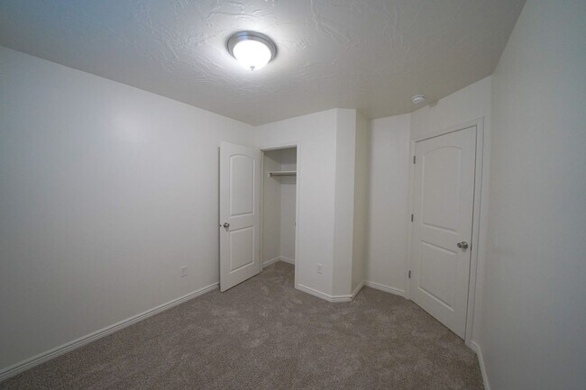 Building Photo - Remodeled 3 Bed / 2.5 Bath Townhome in Great Location