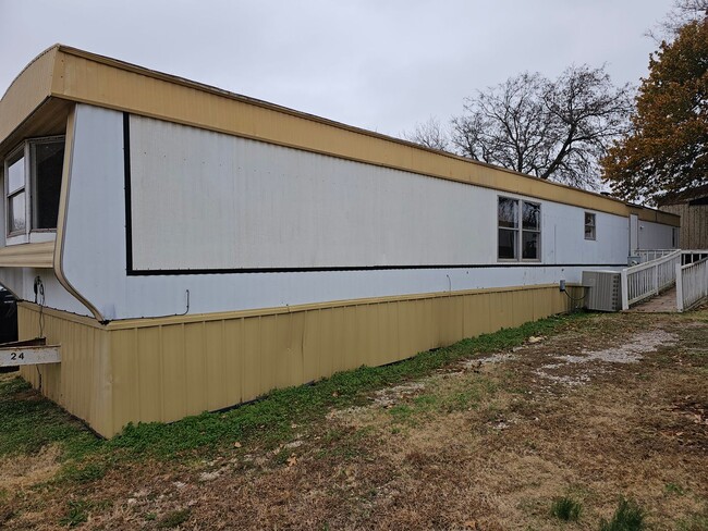 Primary Photo - Nicely Remodeled 2 bed 2 bath Mobile Home ...