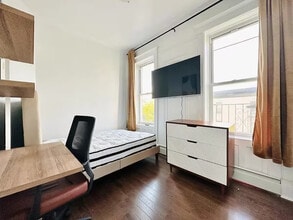 Building Photo - Furnished room/NOT APARTMENT