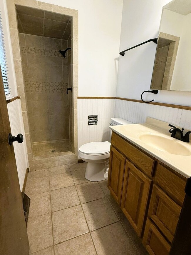 Building Photo - 4 bedroom home with 2 Garages, Finished Basement & Fenced Yard