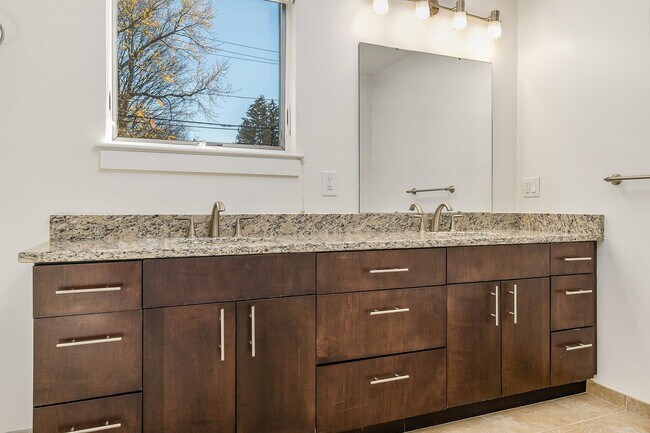 Building Photo - 677 Dennett St