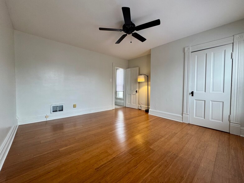 Building Photo - 121 Chicago Ave