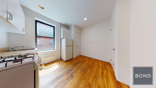 Building Photo - 419 E 73rd St
