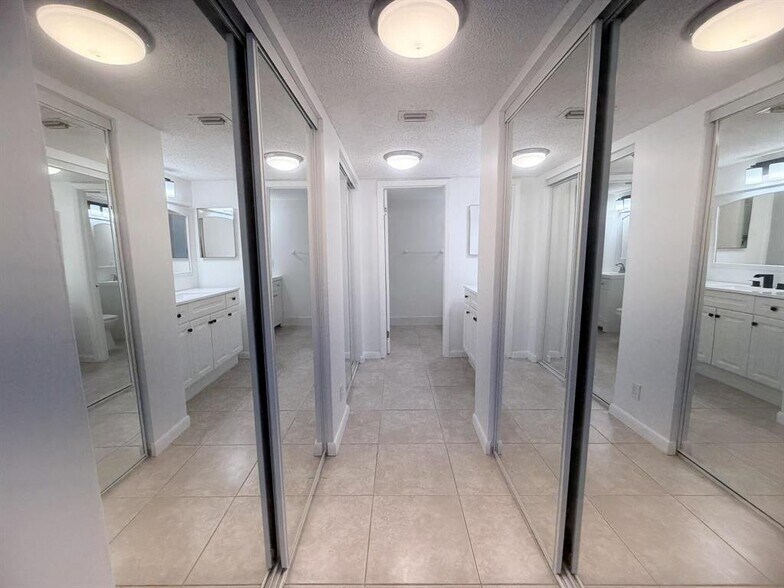 Building Photo - 9955 Westview Dr