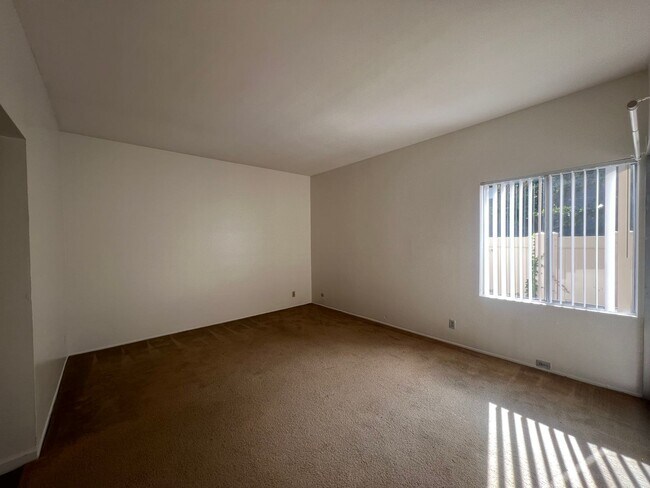 Building Photo - ***$1000 off of 1st months rent*** Condo N...