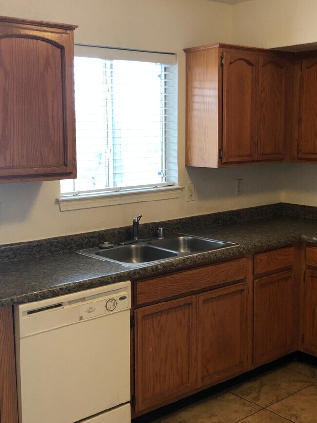 Building Photo - 14335 Island Point Dr