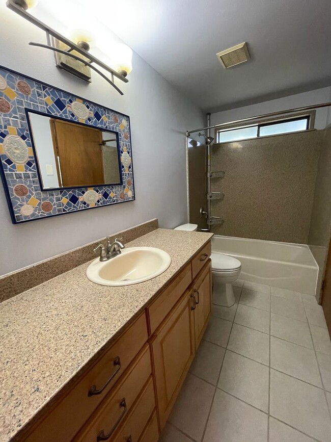 Building Photo - Fantastic and Spacious 3 Bedroom Home Clos...