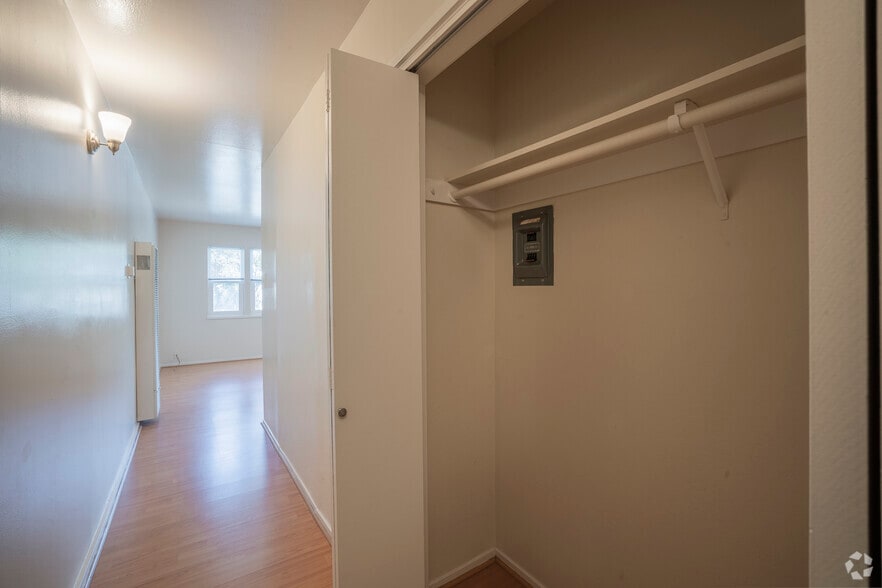 1BR, 1BA - 600 SF - Entrance - 2500 Dana St