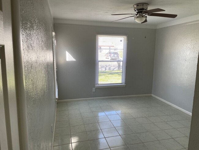 Building Photo - Cozy Home with good yard