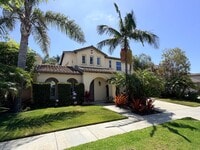 Building Photo - A Bay Collection Beauty