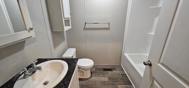 Building Photo - 207 Redwood Ct