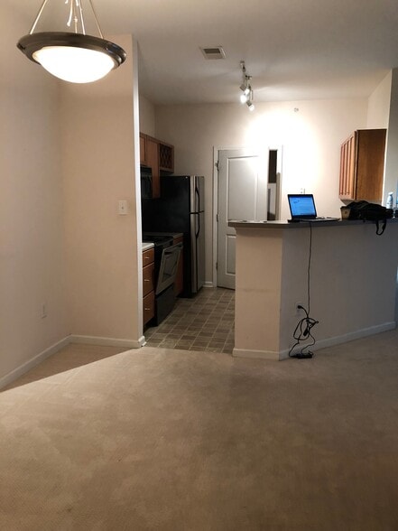 Dining area - 765 Walker Sq