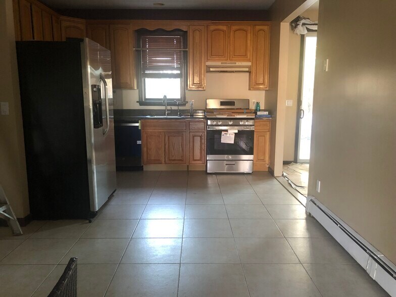 Large Eat-in Kitchen - 2870 Woods Ave
