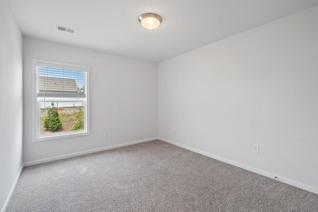 Building Photo - Lovely 3 BR, 2.5 BA Townhome, Centrally lo...