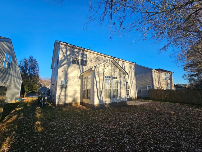 Building Photo - Beautiful, well kept home