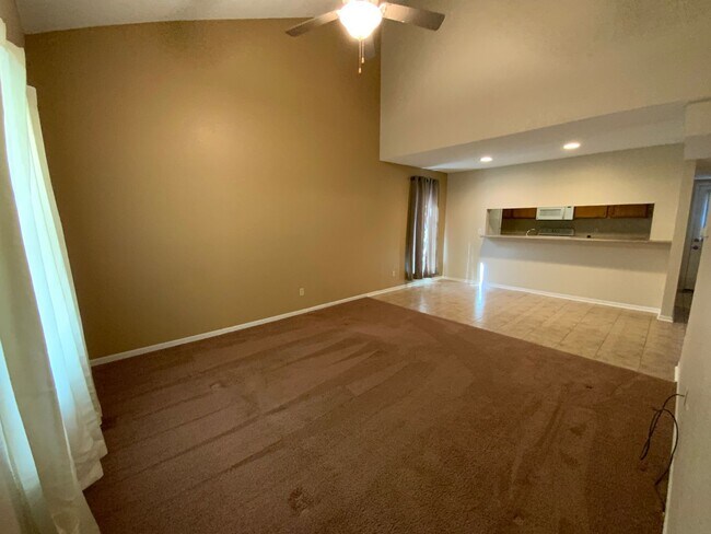 Building Photo - 3 Bedroom 2 Bathroom Duplex