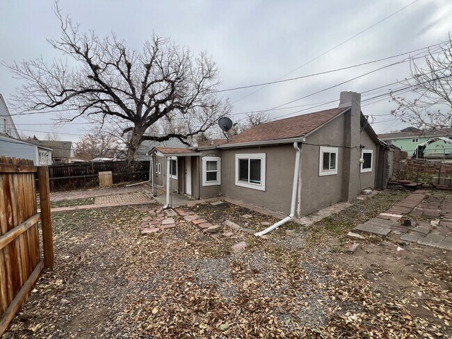 Building Photo - 2 Bed 1 Bath House in Westwood Neighborhood