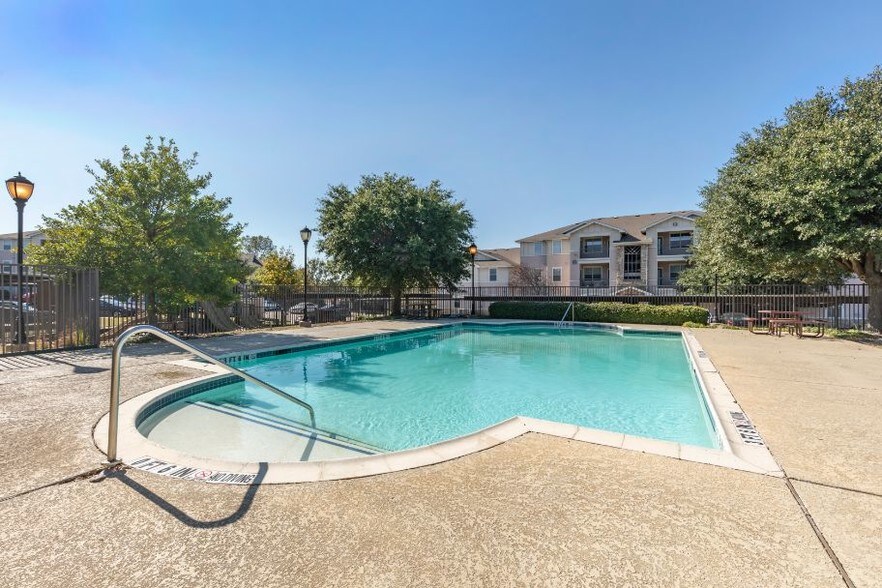 Landings at Bluff Ridge Apartments 8125 Clark Rd Dallas TX 75236