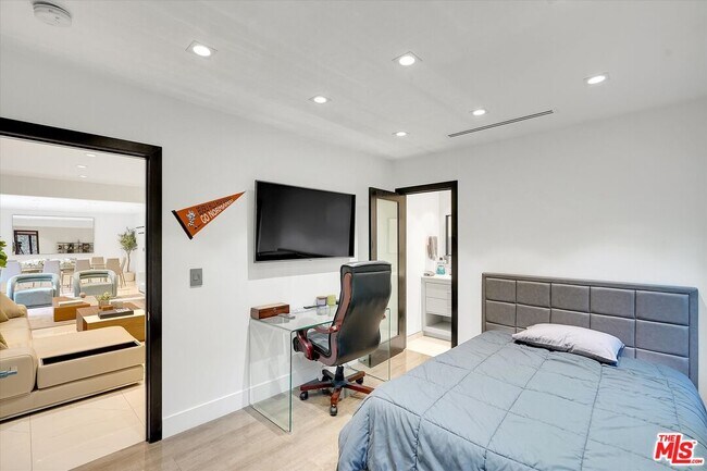 Building Photo - 11364 Sunset Blvd