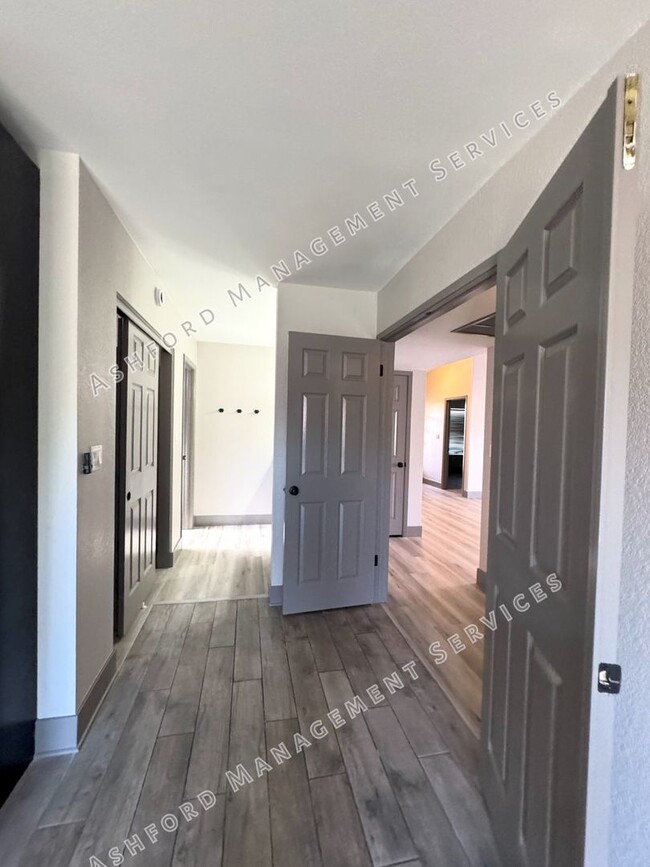 Building Photo - BEAUTIFULLY REMODELED 3 BEDROOM HOME WITH ...