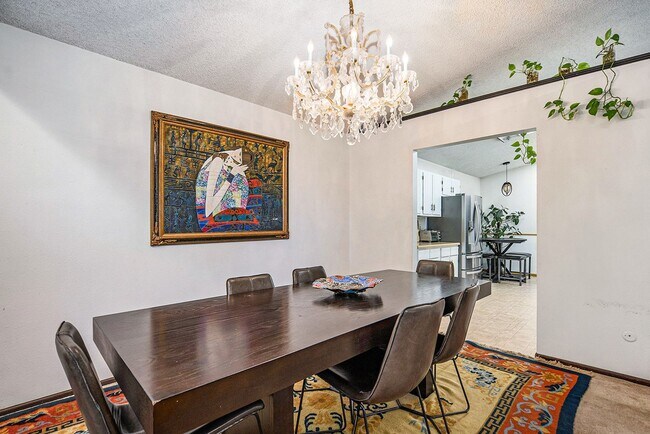 Building Photo - 4 bed/3 bath very spacious, fully furnishe...
