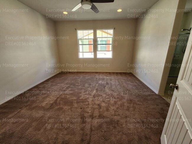 Building Photo - 3 bedroom/ 2.5 bathroom town home located in a secured gated community.