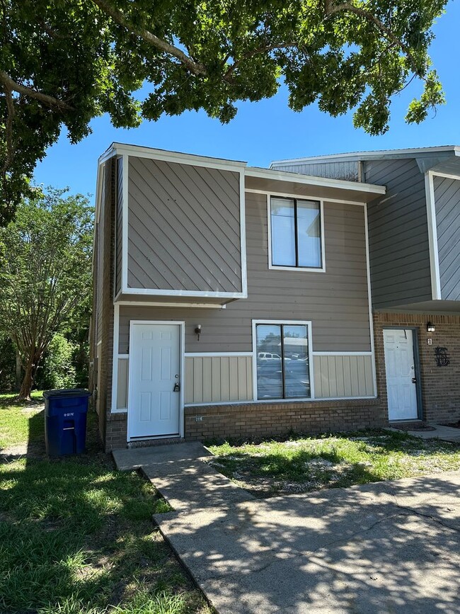 Primary Photo - 2 bed 2 bath townhome, perfect location!