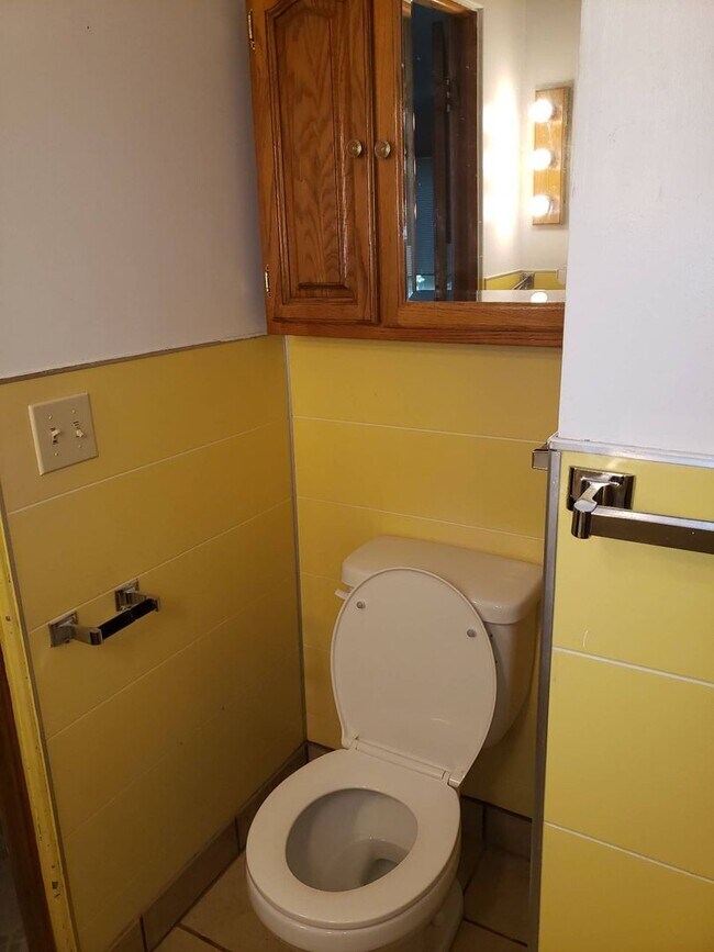 Building Photo - 1065 NE Duncan Ln