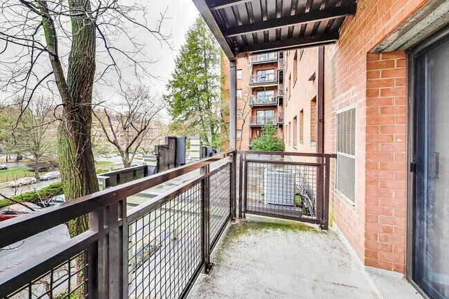 Building Photo - 7611 Maple Ave